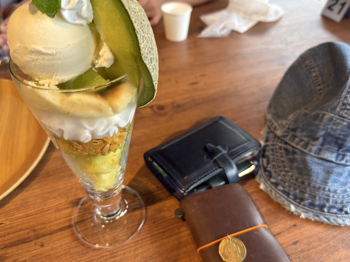ichiro_shoe's tweet photo. ポータークラシックのキャップと手帳。パフェとともに。美味しい😋 https://t.co/o4mhOoHBiO