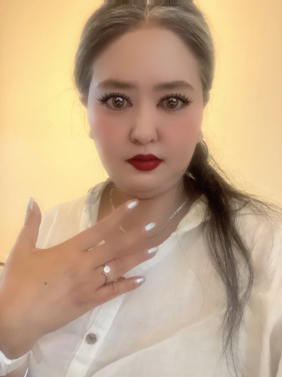 JUNTAMURA's tweet photo. 純銀台座にダイヤ3カラットリングを買いました。

記念に大切にします。

頑張ったのかな、私も。⭕️ https://t.co/Az36HeXi0h