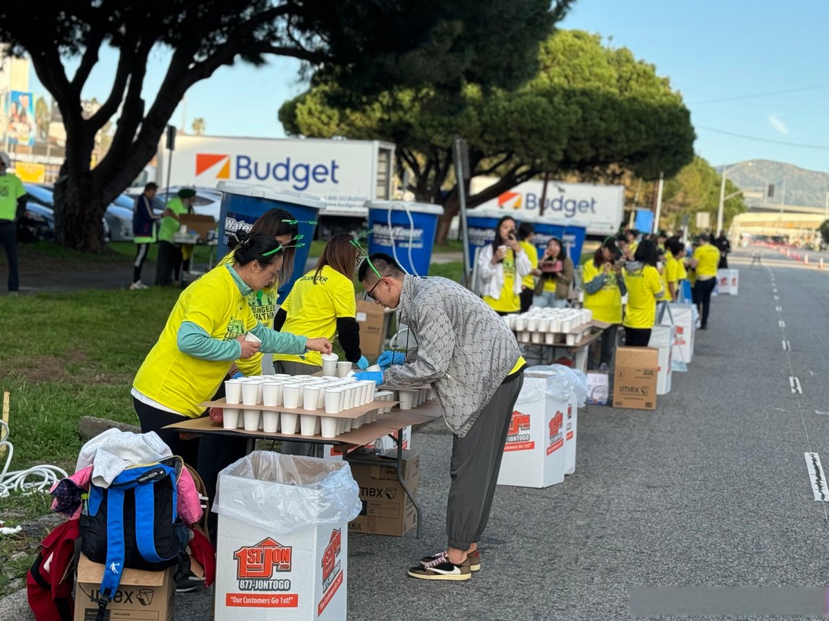 gabb_mtfe's tweet photo. Just spent the morning distributing free water to marathon runners at the city track! Their smiles kept me going all day  Proud to give back to the community.， https://t.co/iOysnq8vwR