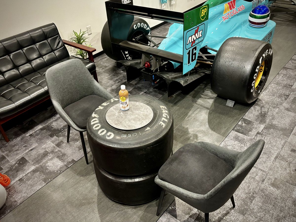 休日のカフェタイム 普通のテーブルから廃棄F1タイヤ2本重ねテーブルを 
