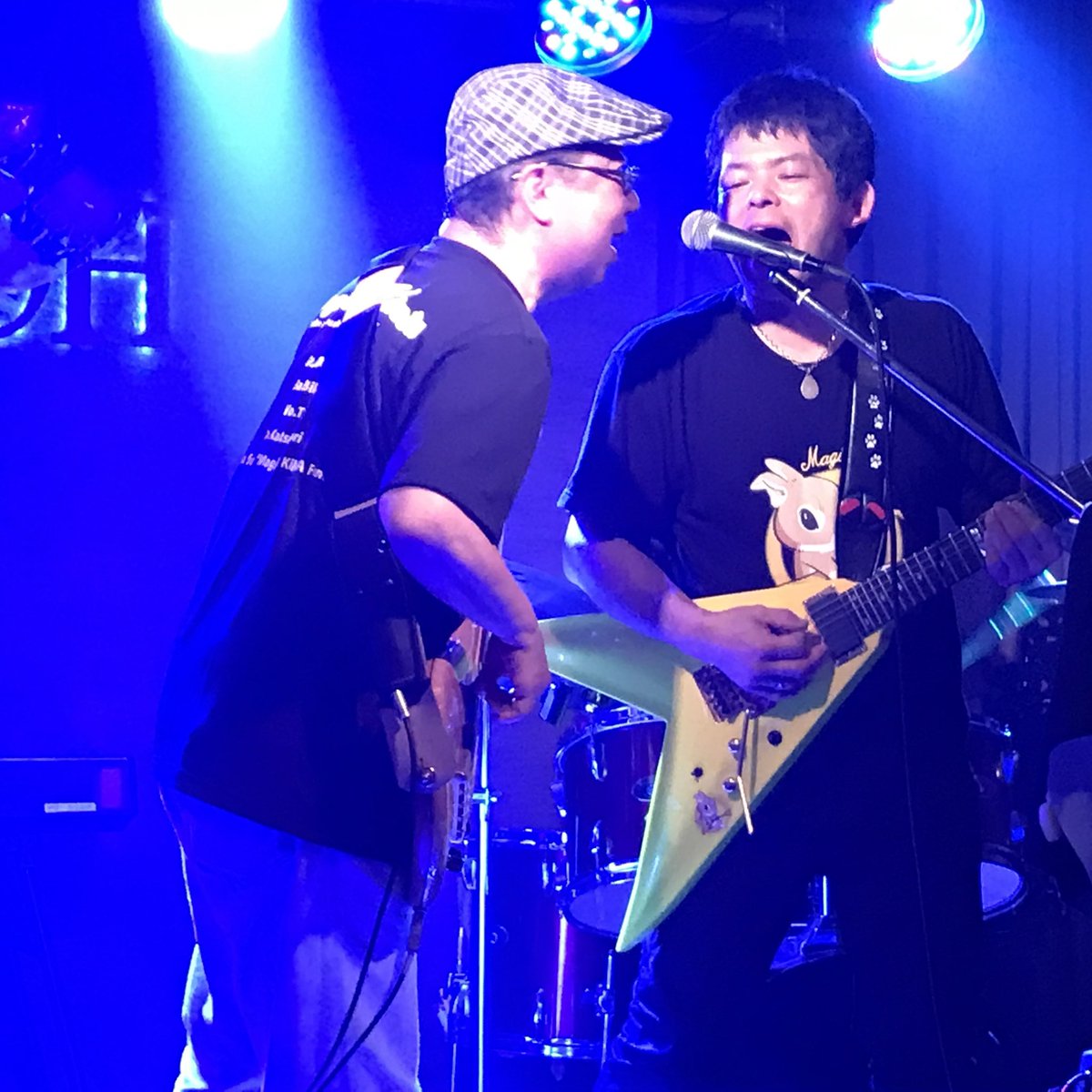 BillyShowaBacks's tweet photo. 昨日は半年振りの邸旺さんでマジカルキきんた（自身7回め）のLive❗️
Keyに正規メンバーが加入しパワーアップ‼️（のはず…笑）
終盤、音が出ないトラブルはただシールドが抜けてた…💦
でも楽しかった🎤🥁🎸 https://t.co/CyLEwqK9SV