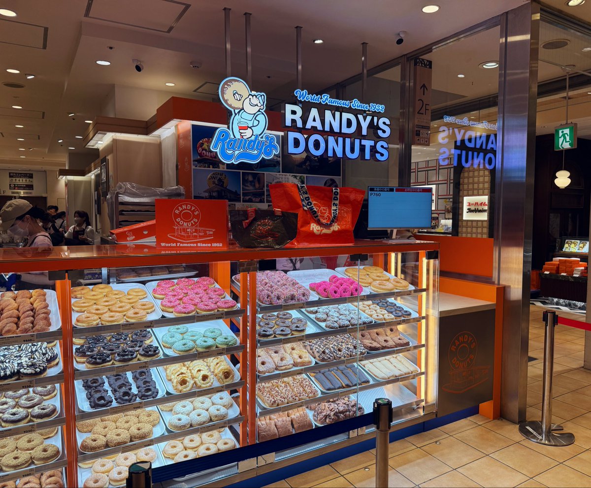 justiceonsen's tweet photo. RANDY'S DONUTSできてる嬉しみ🍩 https://t.co/fbgaEcBwul