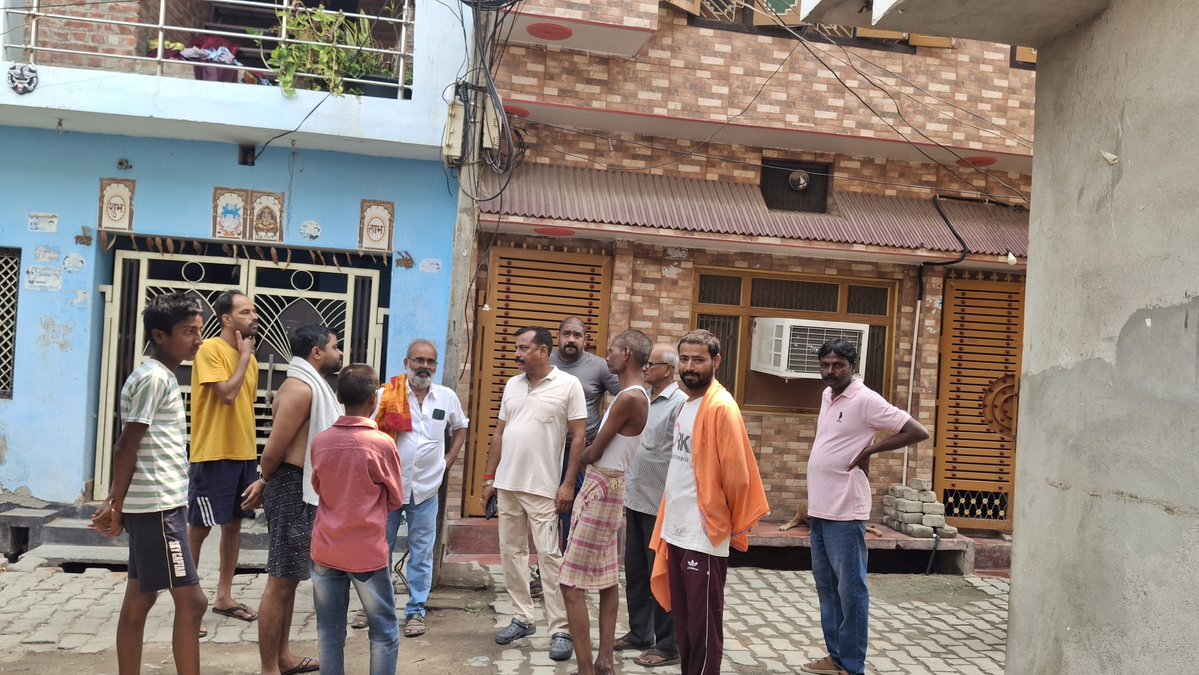 Mohitawasthi31's tweet photo. आज "मन की बात" सुनकर जनसेवा का संकल्प दोहराया।

सदर के मोहल्ला ईदगाह में बनी सड़कों का निरीक्षण किया,नए कार्यों का जायजा लिया और साफ-सफाई परखी। संबंधित अधिकारियों को गुणवत्ता व समयबद्धता के निर्देश दिए

सदर का विकास =मेरी प्राथमिकता
#MannKiBaat #Sadar #Lakhimpur

@BJPYogeshVerma https://t.co/lMM0NsC7cB