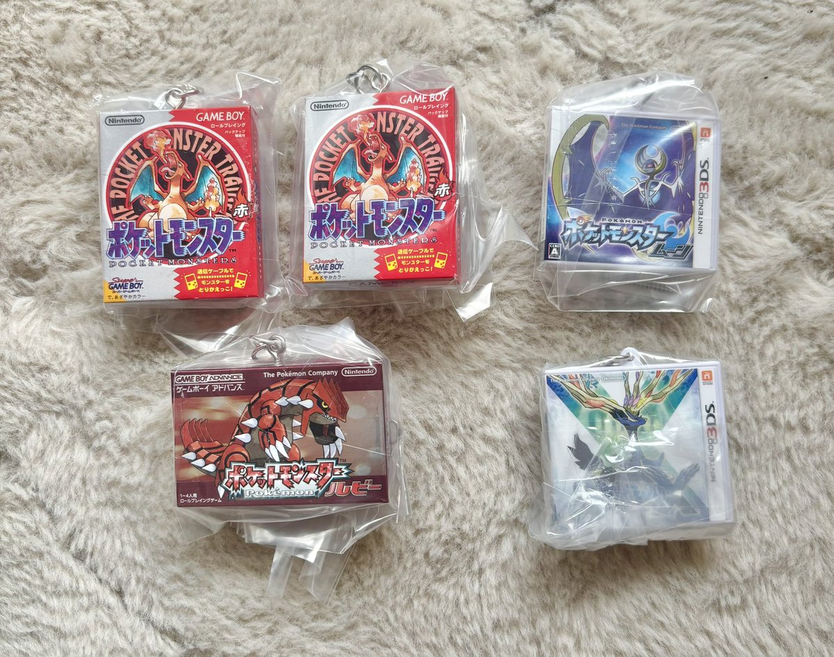 pino___009's tweet photo. ポケモン パッケージ＆カートリッジ キーホルダーコレクション 交換

【譲】赤×2、ルビー、X、ムーン

【求】ホワイト(優先)、サファイア、ダイアモンド

・郵送での交換📮or姫路手渡し🤲🏻希望
・世代違い◎

Xとムーンを含む交換優先ですか、なんでも検討致しますので、お気軽にご連絡ください🙇🏻‍♀️ https://t.co/bRky55fd54