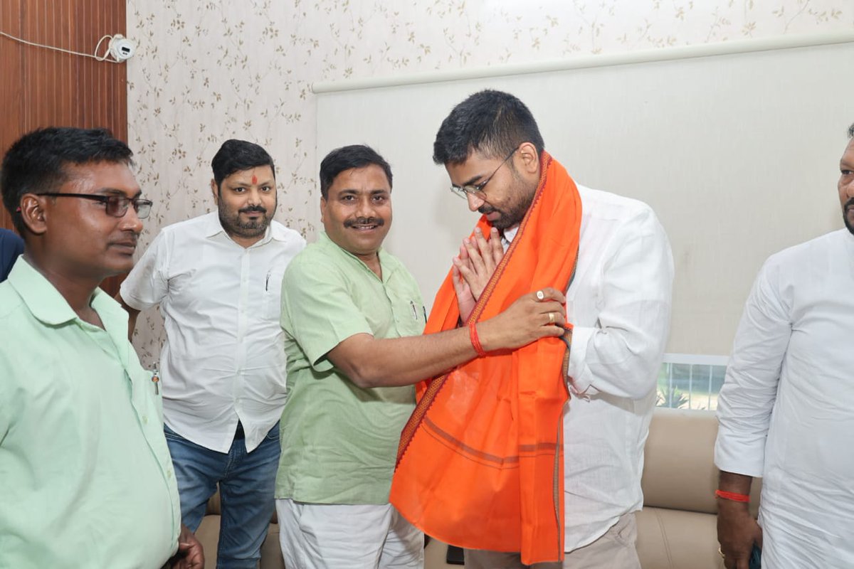 DeepakRLM's tweet photo. आज जिला अतिथि गृह, अरवल आगमन पर पार्टी के कार्यकर्ताओं एवं स्थानीय साथियों द्वारा आत्मीय स्वागत किया गया।
सभी साथियों के स्नेह, सम्मान और आत्मीयता के लिए हृदय से आभार व्यक्त करता हूँ।
#DeepakPrakash #Arwal #JanSampark #RLM #Bihar #रालोमो #अरवल #जनसंपर्क #Upendrakushwaha https://t.co/hGrWDx0cMr