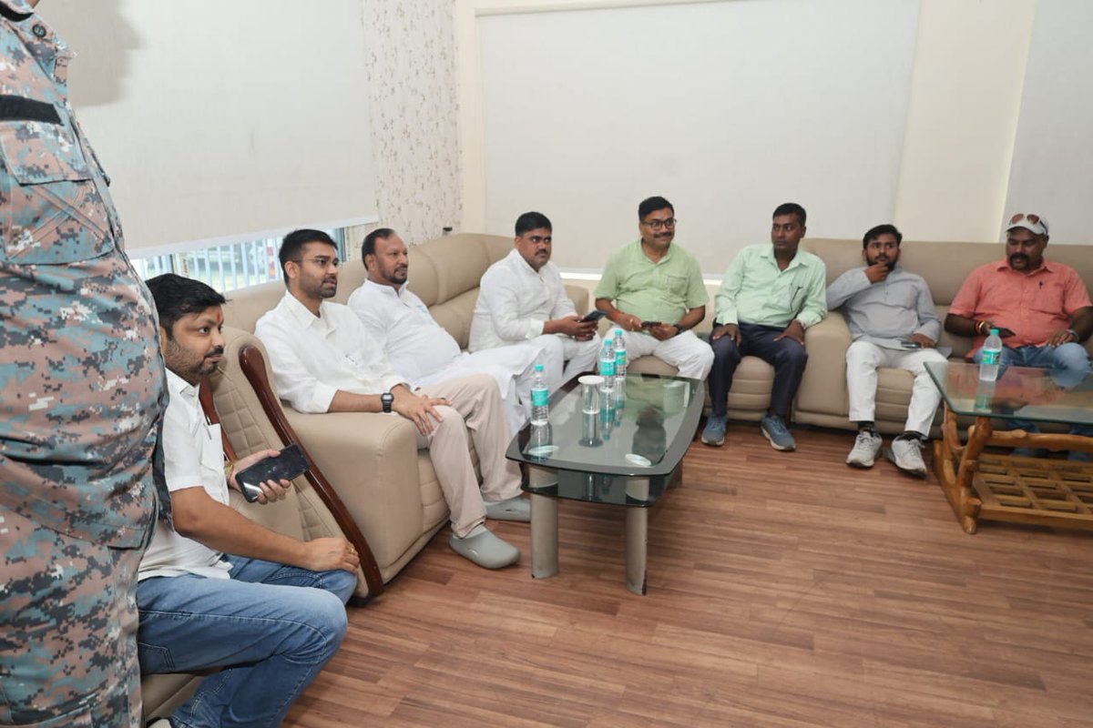 DeepakRLM's tweet photo. आज जिला अतिथि गृह, अरवल आगमन पर पार्टी के कार्यकर्ताओं एवं स्थानीय साथियों द्वारा आत्मीय स्वागत किया गया।
सभी साथियों के स्नेह, सम्मान और आत्मीयता के लिए हृदय से आभार व्यक्त करता हूँ।
#DeepakPrakash #Arwal #JanSampark #RLM #Bihar #रालोमो #अरवल #जनसंपर्क #Upendrakushwaha https://t.co/hGrWDx0cMr