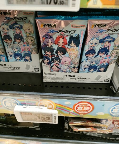 shimapatobu's tweet photo. イタジャガ ブルーアーカイブ 取扱い店はどこ？コンビニは？配列や再販売まとめ！フラゲは？イオン、ローソンも！ステッカーは全26種類！

https://t.co/ZylkXRWubP

イオンではフライングで販売していました。
#食玩　#ブルーアーカイブ
2026年6月29日（月）より新発売！

ダイカットステッカー1枚（全26種）
・シロコ（水着）　
・セリカ（水着）　
・ホシノ（水着）　
・ノノミ（水着）　
・アヤネ（水着）　
・アズサ（水着）　
・コハル（水着）　
・ハナコ（水着）　
・ヒフミ（水着）　
・カンナ（水着）
・ミヤコ（水着）
・ミユ（水着）
・サキ（水着）
・モエ（水着）
・フブキ（水着）
・キリノ（水着）
・キキョウ（水着）
・ユカリ（水着）
・レンゲ（水着）
・セイア（水着）
・ナギサ（水着）
・ミカ（水着）
・マシロ（水着）
・ツルギ（水着）
・ハスミ（水着）
・イチカ（水着）
シークレットやレアはありません。