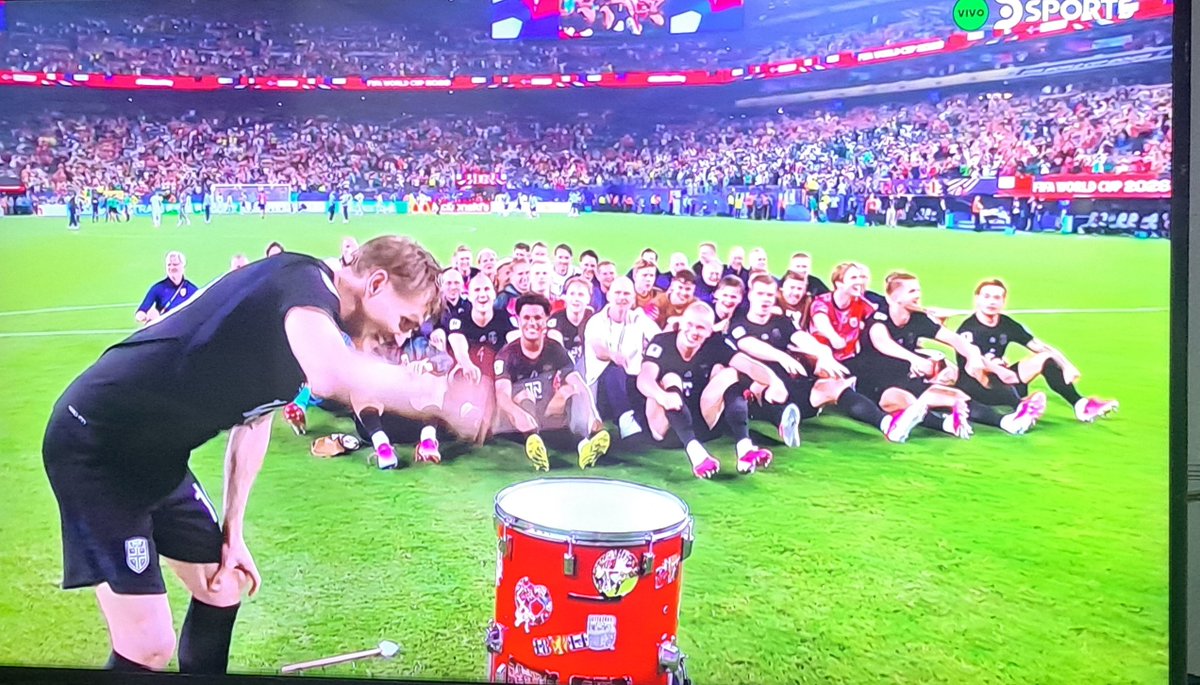 dany0720's tweet photo. Los noruegos y su celebracion https://t.co/KeRLcr7YFi