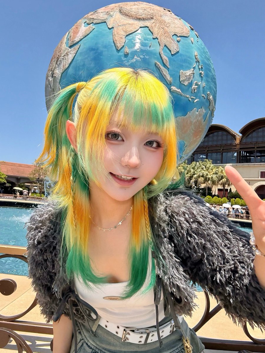 UziMoko's tweet photo. 髪染めてすぐディズニー行ったときの~!!💛💚
もう派手髪やめれない、、 https://t.co/eyaJuMTSx7