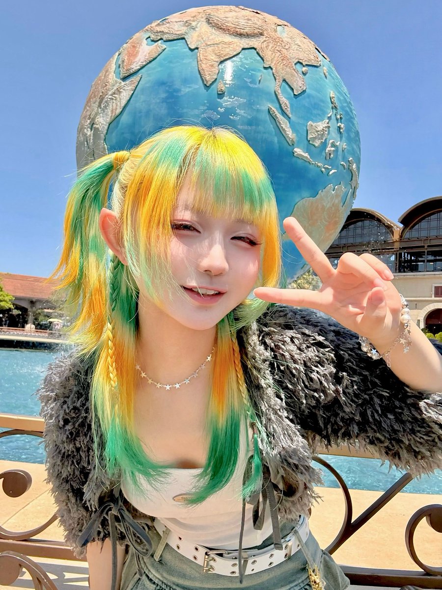 UziMoko's tweet photo. 髪染めてすぐディズニー行ったときの~!!💛💚
もう派手髪やめれない、、 https://t.co/eyaJuMTSx7