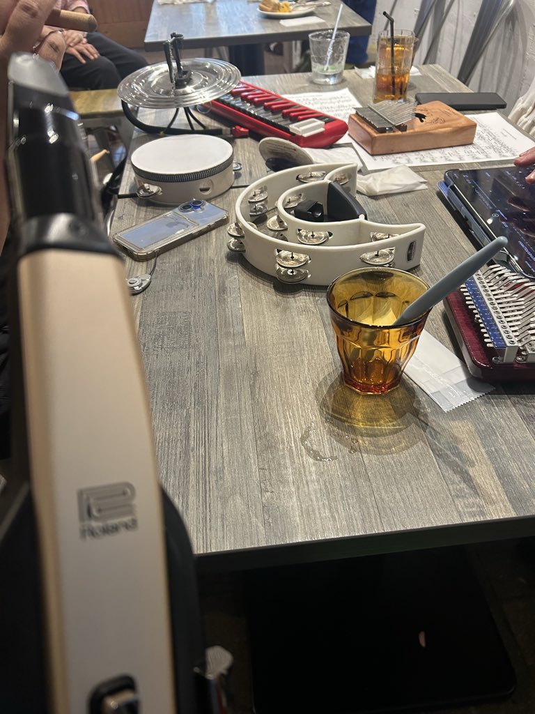 experie57665718's tweet photo. セッション開始。

オクトラのプリムロゼ、
希望の唄、
を演奏したり、

またオルフィーさんの連弾による
🎵ドラクエ4の戦闘曲🎵
メッチャかっこいい

#stardustcafe https://t.co/6tjxK8Tqv6