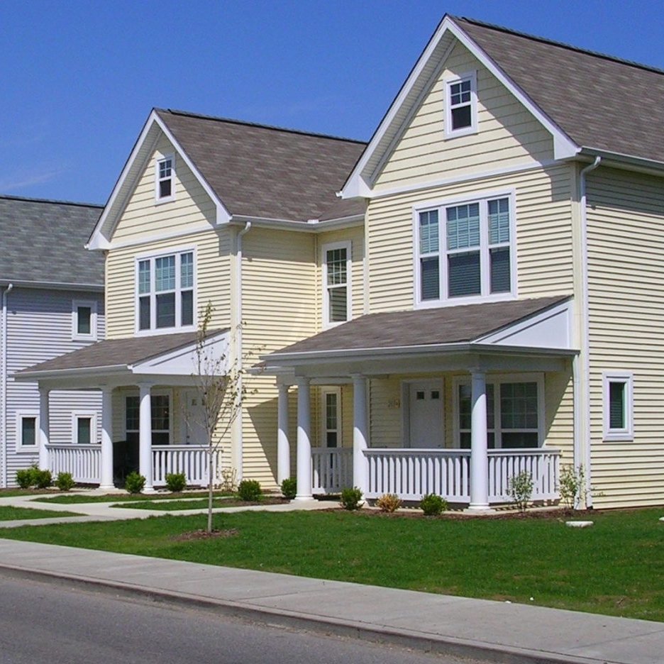 Coinvo's tweet photo. 𝐒𝐂𝐀𝐑𝐘: 🇺🇸 U.S. housing affordability has officially hit the lowest level in over 40 years.

Families now need over $120,000 to afford a median-priced home, up from $66,000 just 5 years ago! 😳 https://t.co/eBLeJUFFX9