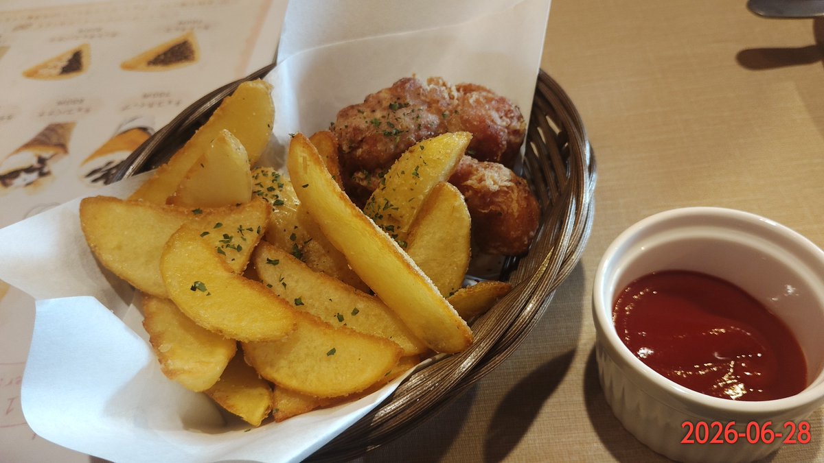 funkyfatherafro's tweet photo. お昼はお手伝いに来てくれた女子と三年目の赤いスイートピーさんへ🍴
店内は満室だった、美味しいからな～ご馳走さまでした😋
#八丈島
#三年目の赤いスイートピー https://t.co/286NBC6q50