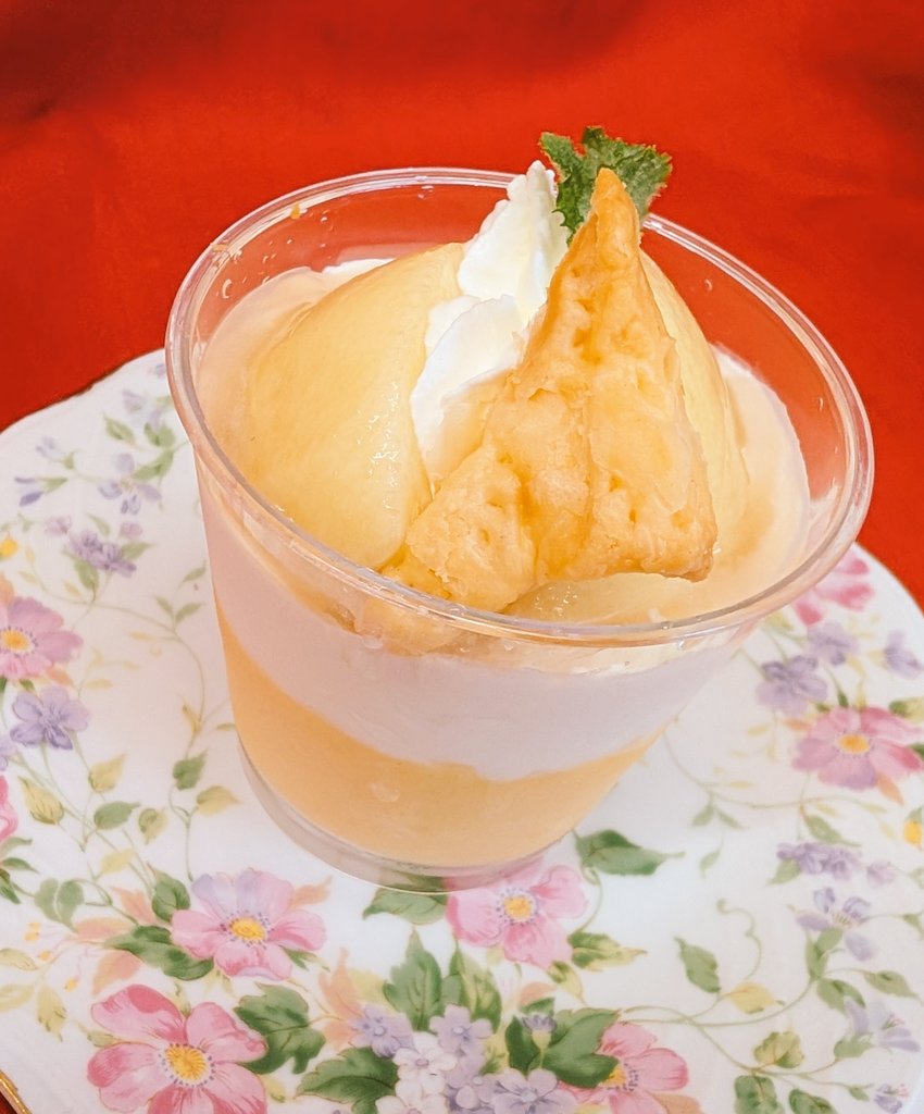 hirosecake's tweet photo. 桃🍑ムースカップケーキ🩷🍑桃が大きすぎて箱から飛び出そうだったので、今度はちょと押し気味に作りました❢
作りながら販売しているお店なので、ケースに無いようでもありますから、よろしくお願いします🙇売れたら作るので(^_^;) https://t.co/VDL8CwuXT5