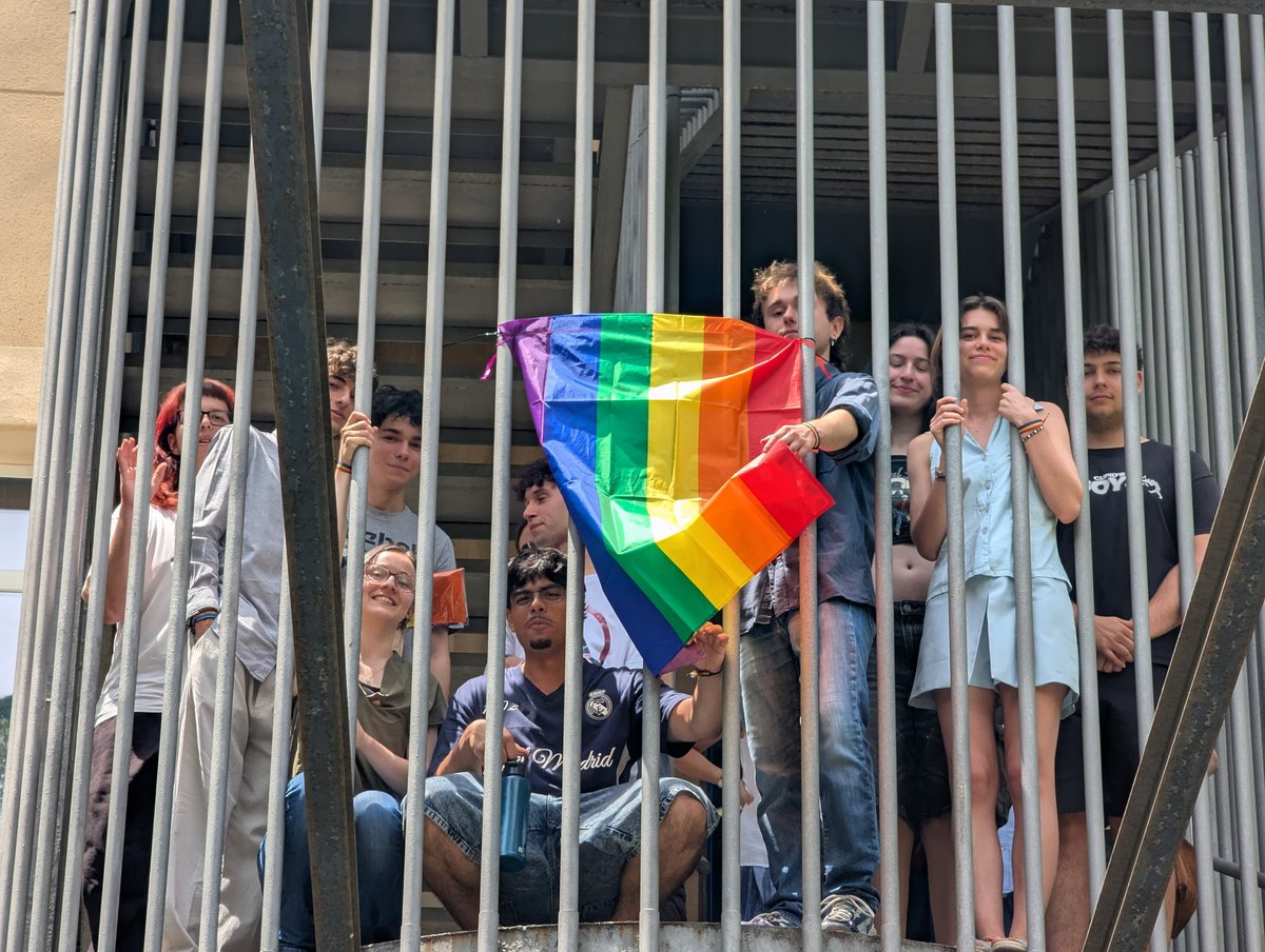 ETSISIupm's tweet photo. En el Día Internacional del Orgullo LGTBI, nuestros estudiantes, @daETSISI  y @Delegacion_UPM  muestran que @ETSISIupm es un espacio seguro y diverso.

La cuelga de la bandera arcoíris en la entrada principal de la Escuela fue el cierre a una necesaria jornada de reivindicación https://t.co/HbUzCBDOmf
