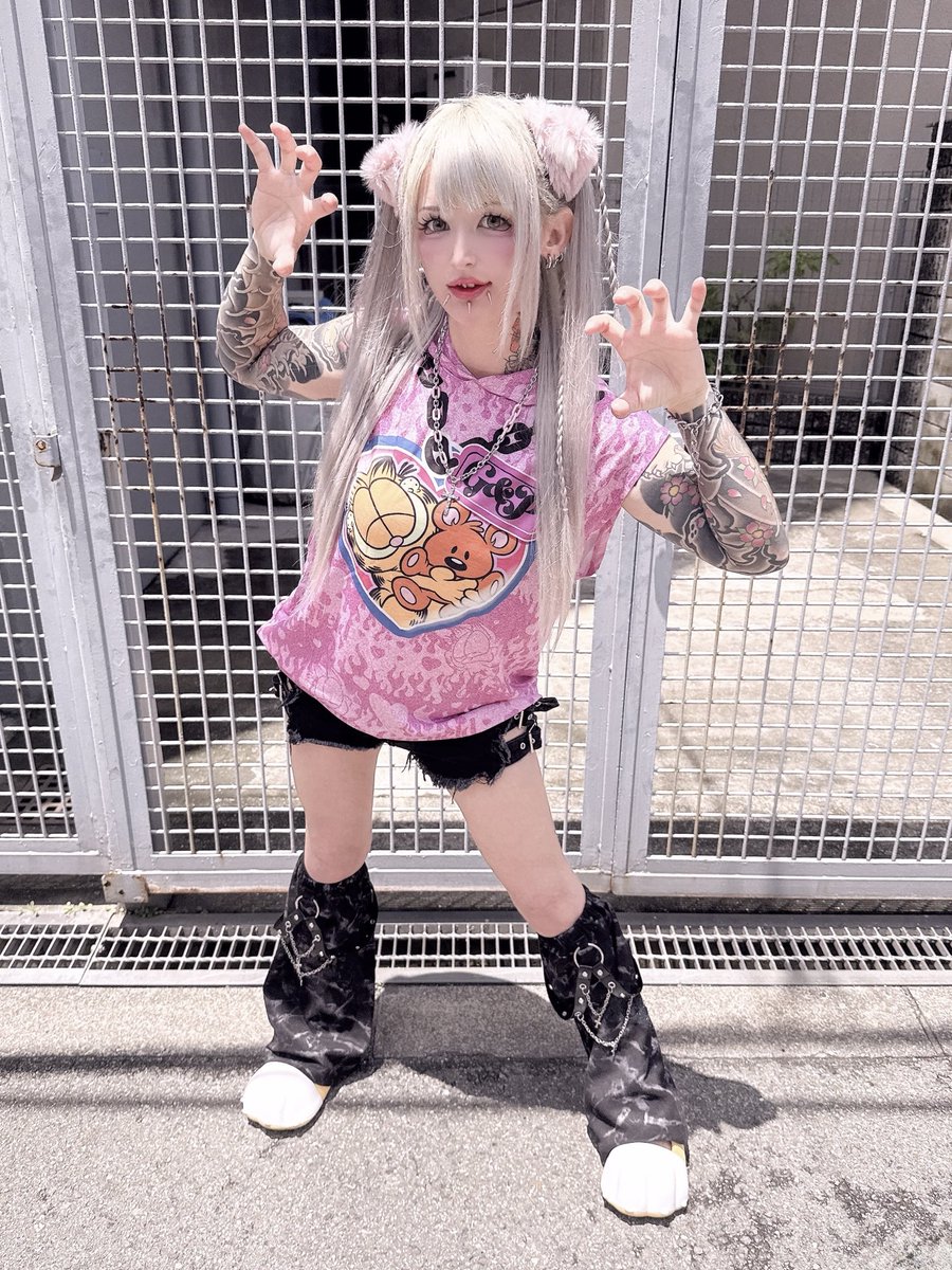 KONA_neruneru's tweet photo. 30超えてこの格好してるの精神疾患キツすぎる(かと言って普通の格好はできない) https://t.co/0e1hufCvIg