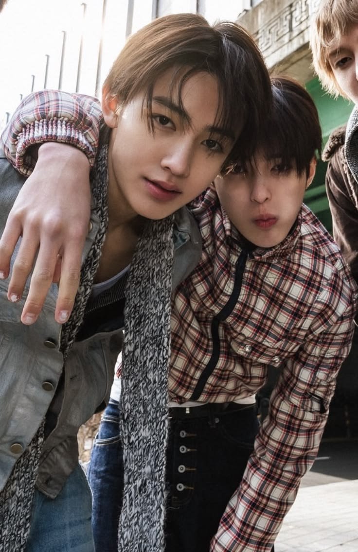 syeongnansasa's tweet photo. Hyeonkeon AU. 

— a boss and a marketing team —

war is over karena akhirnya tavi punya mantu wkwk

#hyeonkeon #hyeonkeonau feat #taekook #vkook https://t.co/fPv6tP20Cl