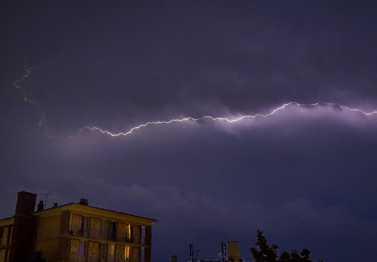 Phenix__E's tweet photo. Orage prit avec mon téléphone 🌩️ https://t.co/9tP0bTPjzj