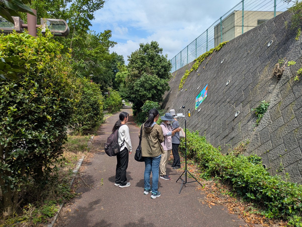SHIGE_labo's tweet photo. 【地学実験・続報】

各班とも観測を続けています！
グラウンド🌞、緑道🌳、住宅街🏘️、水田🌿など、さまざまな場所でWBGTを測定中🌡
同じ地区内でも、気温や黒球温度、風速には意外な違いが！
現場で感じたことを数値で確かめます（*^^*）

#WBGT #気象観測 #熱中症 #公立鳥取環境大学 https://t.co/4iM3kKymXd