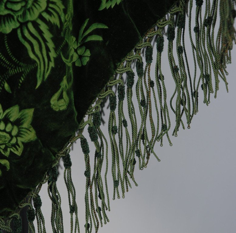 BiancoDavinci's tweet photo. Emerald green cut velvet cape 1870’s-1880’s. https://t.co/9kEoXBjGnW