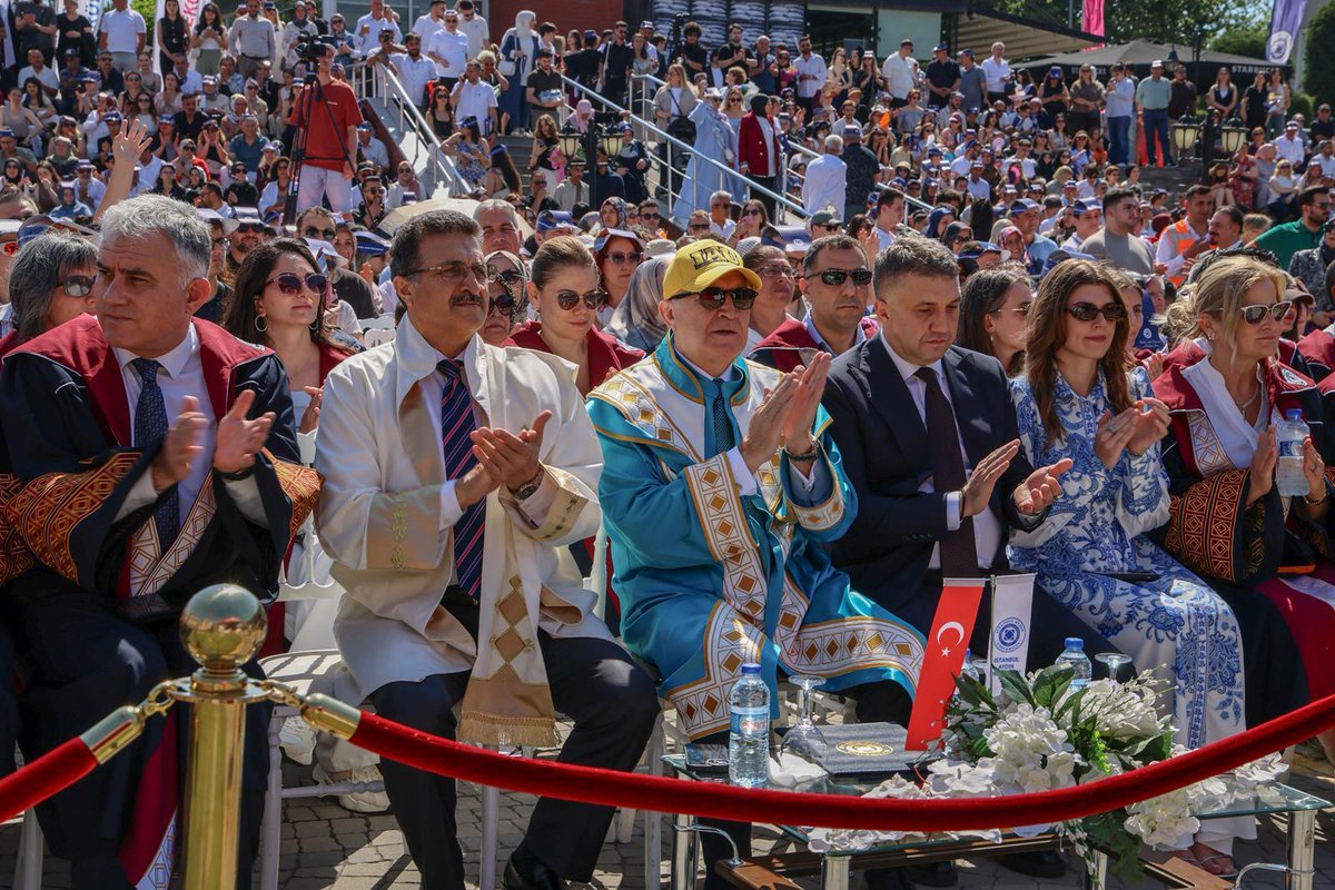drmaydin's tweet photo. Sevgili Öğrencilerim,

Bugün sizleri yeni bir hayata uğurlarken kalbimizde büyük bir sevinç, gurur ve umut var.

Hayatta hangi makama gelirseniz gelin, önce iyi insan olun. Güvenilir olun. Vicdanınızı, ahlakınızı, tevazunuzu ve sizi bugünlere taşıyan değerlere bağlılığınızı asla kaybetmeyin.

Dünya değişiyor; meslekler, teknolojiler ve hayatın bütün dengeleri yeniden şekilleniyor. Ancak hiçbir teknoloji insanın karakterinin, sağduyusunun ve vicdanının yerini alamaz.

@bilkolejleri
@caucampus
@IAUKampus
