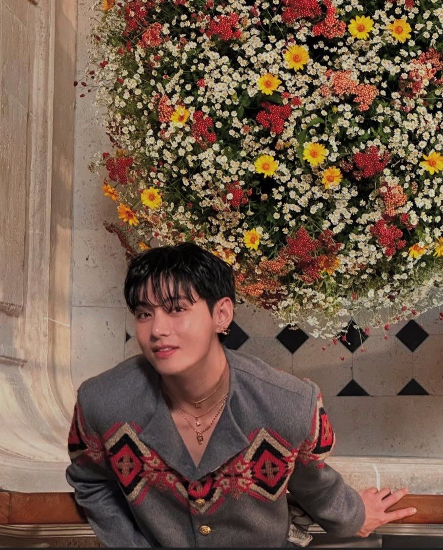 layoverr_mm's tweet photo. We can do better for Taehyung,  please let's do our best.

V FOR CELINE 
TAEHYUNG FOR CELINE 
#VxCeline 
#TaehyungxCeline https://t.co/UKHgTXf43Z
