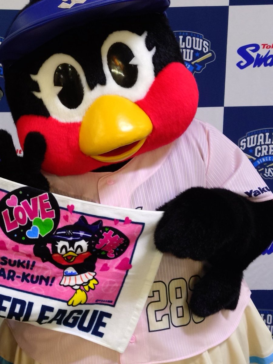 chocochan_70's tweet photo. 先日 試合はあめちゅう☔⚾️だったけど 無事につばみちゃん🐧🎀とのグリーティングはできて レディースユニを着用している姫🐧🎀とパチリ📸して夢のようなひと時でした🤩
姫🐧🎀は小さくて可愛過ぎ～🥰
#神宮球場  #ヤクルトスワローズ
#つばみ #つばみちゃん https://t.co/rqALtYg8Y4