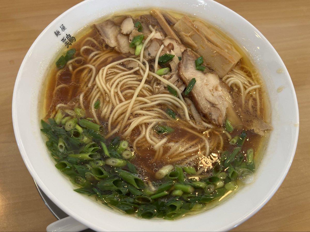 tomoreka11's tweet photo. 今日は盛岡市三本柳にある
『麺屋 鶏の湯』に行って来ました。

旦那さんは【鶏そば 醤油味 大盛り  【シュウマイ  ２個】
私は【鶏そば  醤油味】をいただきました❣️
シンプルな味をうたっていますが、本当に素材を大切にし丁寧に作られているのが伝わって来ます。
焼売も絶品❣️

ご馳走様でした😋😋 https://t.co/LZHyQoC3q3