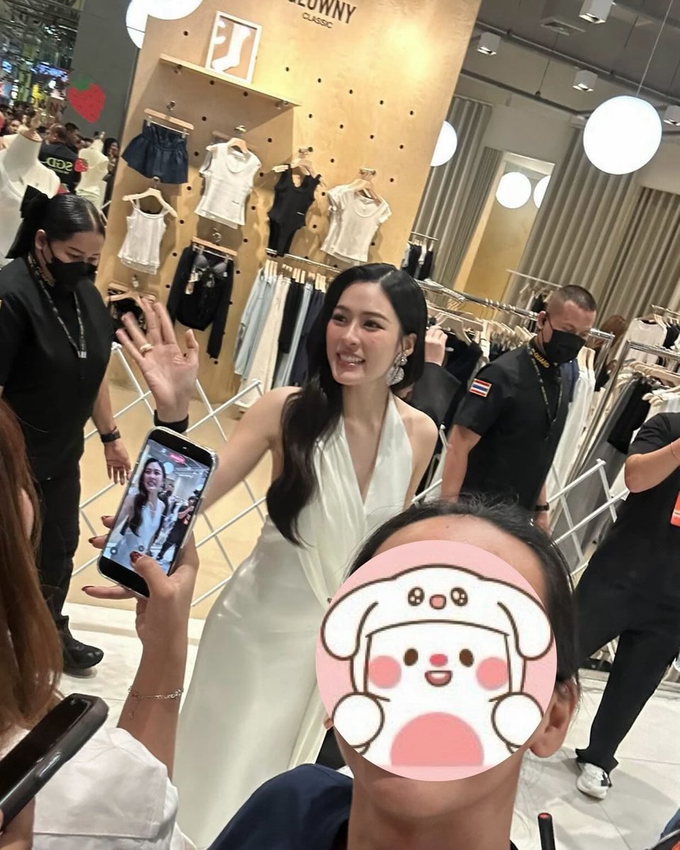 _mumuyyy's tweet photo. Me: Ling, can we take a selfie?😁

One selfie. Endless happiness. A moment I'll be smiling about for a long time. 💛
Still not over this selfie with Ling!🥹✨

Dreams do come true with selfies too🤍
#MistineUltimateMomentxLingling https://t.co/ifUiwVvMGo