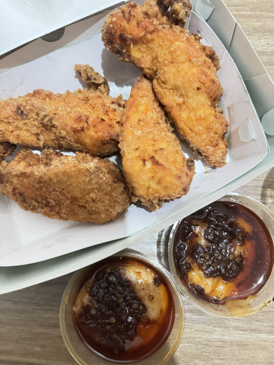kimva_lee's tweet photo. review singkat little olie: ayamnya renyah, tepung nya jg tipis, juicy, terus sausnya enak banget 😭🫶 yang belum coba, menurutku worth it sih. kalian udah pernah coba belum? 👀 https://t.co/i8bhQf82Xh