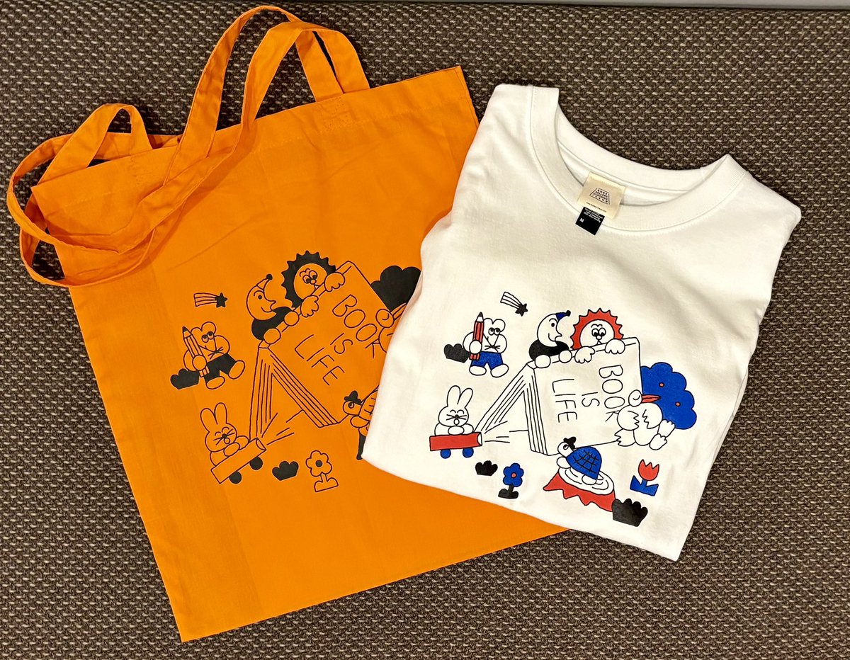 lunugangabooks's tweet photo. 堀内えりかさんの「BOOK IS LIFE」トートとシャツ、かわいいっ🌞🌜 https://t.co/DbO4rblocy