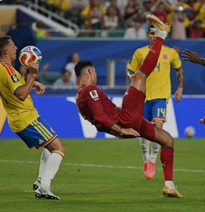 milanes66's tweet photo. I kept waiting for a replay of that play—which was clearly an intentional handball that prevented CR7 from scoring a spectacular goal—yet the commentators didn't even mention it. 

It seems that, for some reason, there are vested interests trying to downplay CR7's legacy. https://t.co/14sAXuNn2X