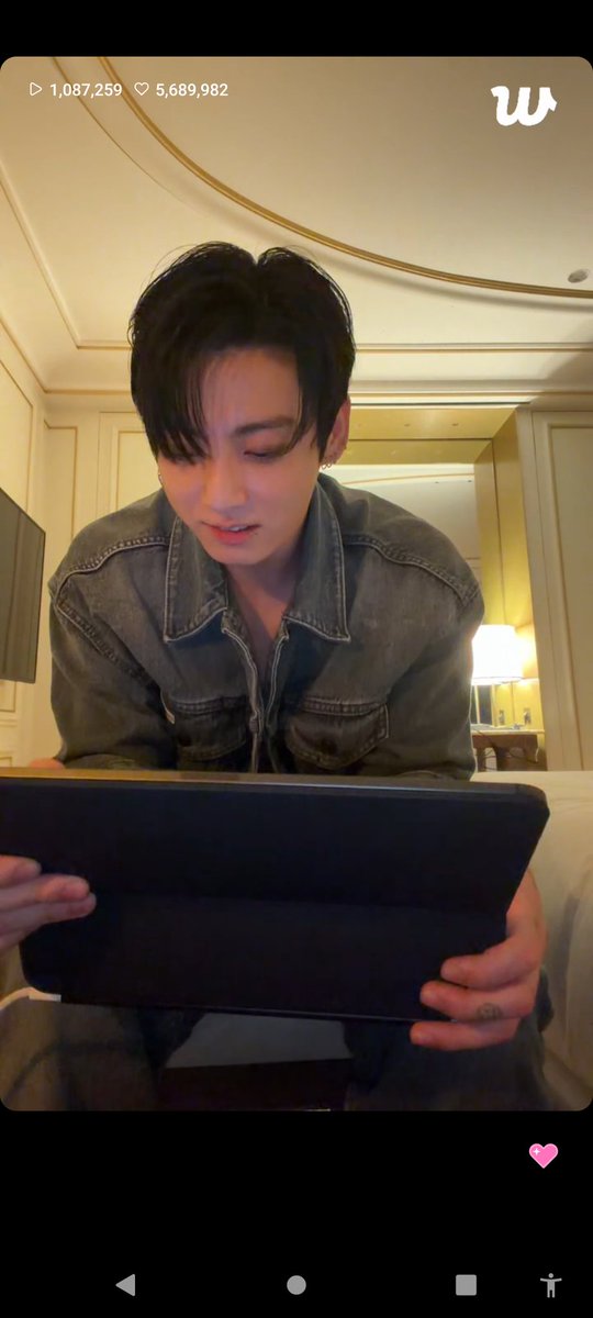 MeMe862095's tweet photo. Listening to kookie's beautiful voice before bed. 😊💗 https://t.co/poIJDVYdMO