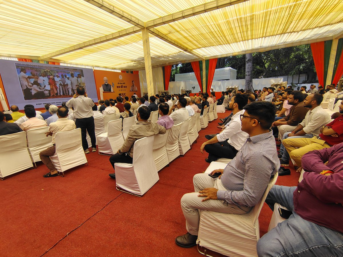 deep_mozup's tweet photo. भाजपा परिवार के साथ माननीय राष्ट्रीय अध्यक्ष श्री @NitinNabin जी की गरिमामयी उपस्थिति में प्रधानमंत्री श्री नरेंद्र मोदी जी के लोकप्रिय कार्यक्रम 'मन की बात' के 135वें संस्करण को सुनने का सौभाग्य प्राप्त हुआ।

मन की बात केवल एक रेडियो कार्यक्रम नहीं, बल्कि जनभागीदारी, राष्ट्रनिर्माण और सकारात्मक परिवर्तन का एक सशक्त जनआंदोलन है। प्रधानमंत्री जी के प्रेरक विचार समाज के हर वर्ग को सेवा, स्वच्छता, नवाचार, आत्मनिर्भरता और राष्ट्रहित के लिए निरंतर कार्य करने की प्रेरणा देते हैं।

माननीय श्री नितिन नवीन जी के साथ इस प्रेरणादायी कार्यक्रम का हिस्सा बनना वास्तव में एक अविस्मरणीय और ऊर्जा से भर देने वाला अनुभव रहा। आदरणीय प्रधानमंत्री श्री @narendramodi जी के नेतृत्व में विकसित भारत-2047 का संकल्प और अधिक मजबूत होता दिखाई देता है।
जय हिंद! 🇮🇳

 @AmitShah @PMOIndia
#MannKiBaat #MannKiBaat135 #BJP #BJPParivar #NationFirst #ViksitBharat2047 #NarendraModi #NitinNabin #AmitShah #PMOIndia #EkBharatShreshthaBharat #NewIndia #SabkaSaathSabkaVikas #BharatFirst