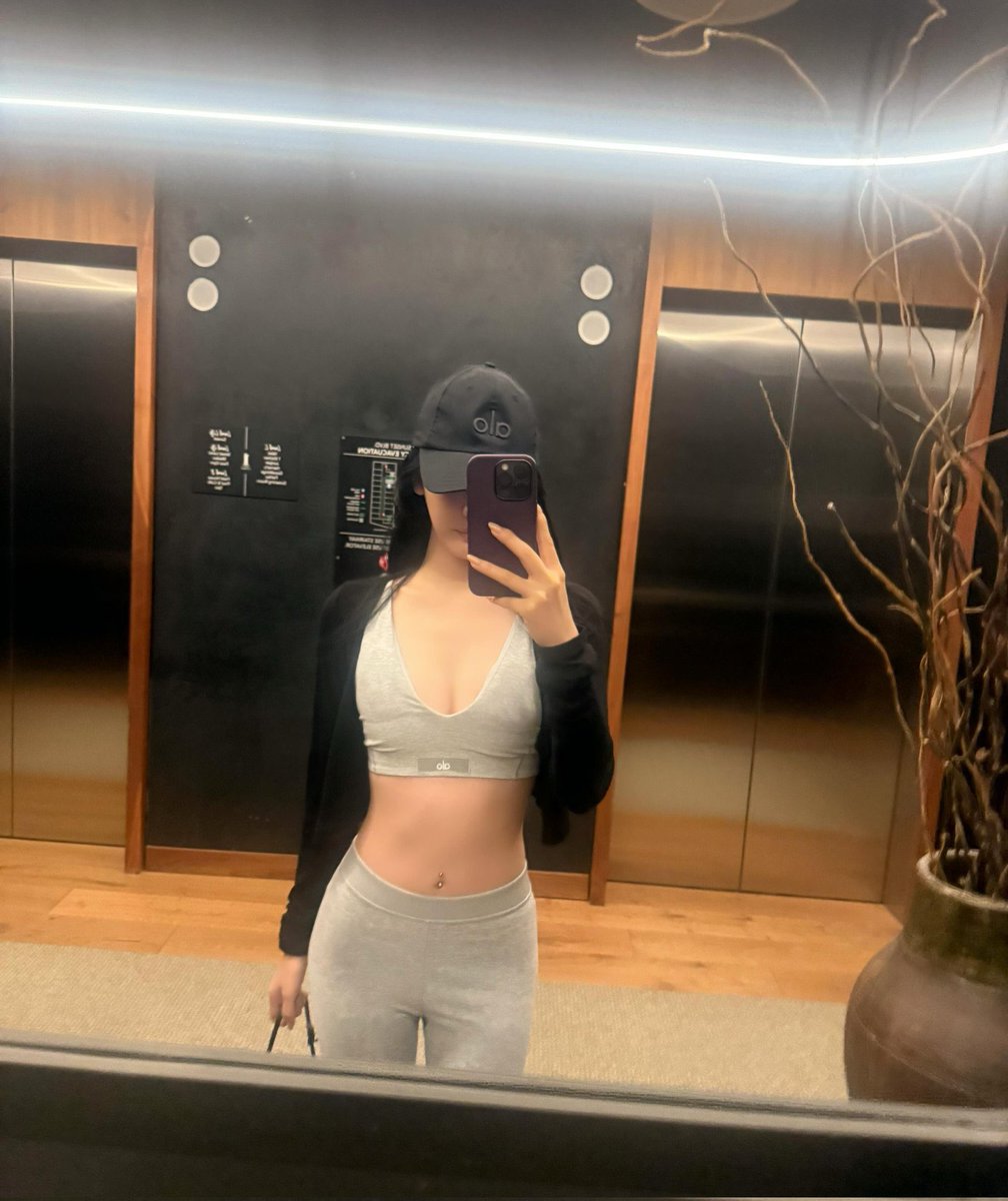 nomningie's tweet photo. spent all day hibernating, now it’s time to break a sweat🐻🤸‍♀️ https://t.co/RaSUlBR6ON