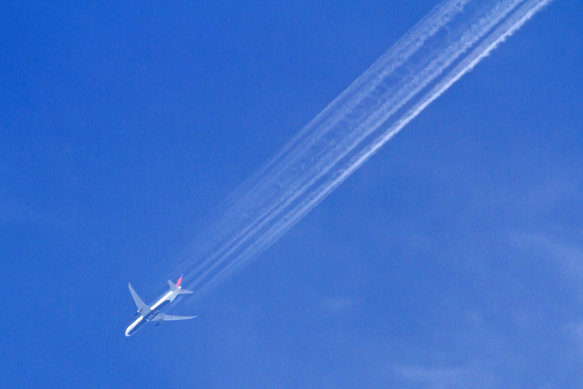 GbhvfRon's tweet photo. Delta Boeing 767-400 N838MH at 29,000 ft with a full-wake contrail. (Not iridescent, due to sun position).
@c_mperman @PicklePair @IoanaLogafatu @clark_aviation @julieinthesky @AviationMarlene @alan_shropshire @jjmmli @LindaMiller_Am @LNorqueen86186 @La76553581Lane @GO4857X https://t.co/E4uimdCxU0