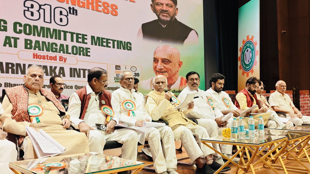 sksinghintuc's tweet photo. INTUC की 316वीं वर्किंग कमेटी बैठक, 📍बेंगलुरु में श्रमिक हितों, संगठनात्मक मजबूती और भविष्य की रणनीति पर सार्थक चर्चा। मजदूरों की आवाज़ को और मजबूत बनाने का संकल्प। #INTUC https://t.co/p01YF9pjvK