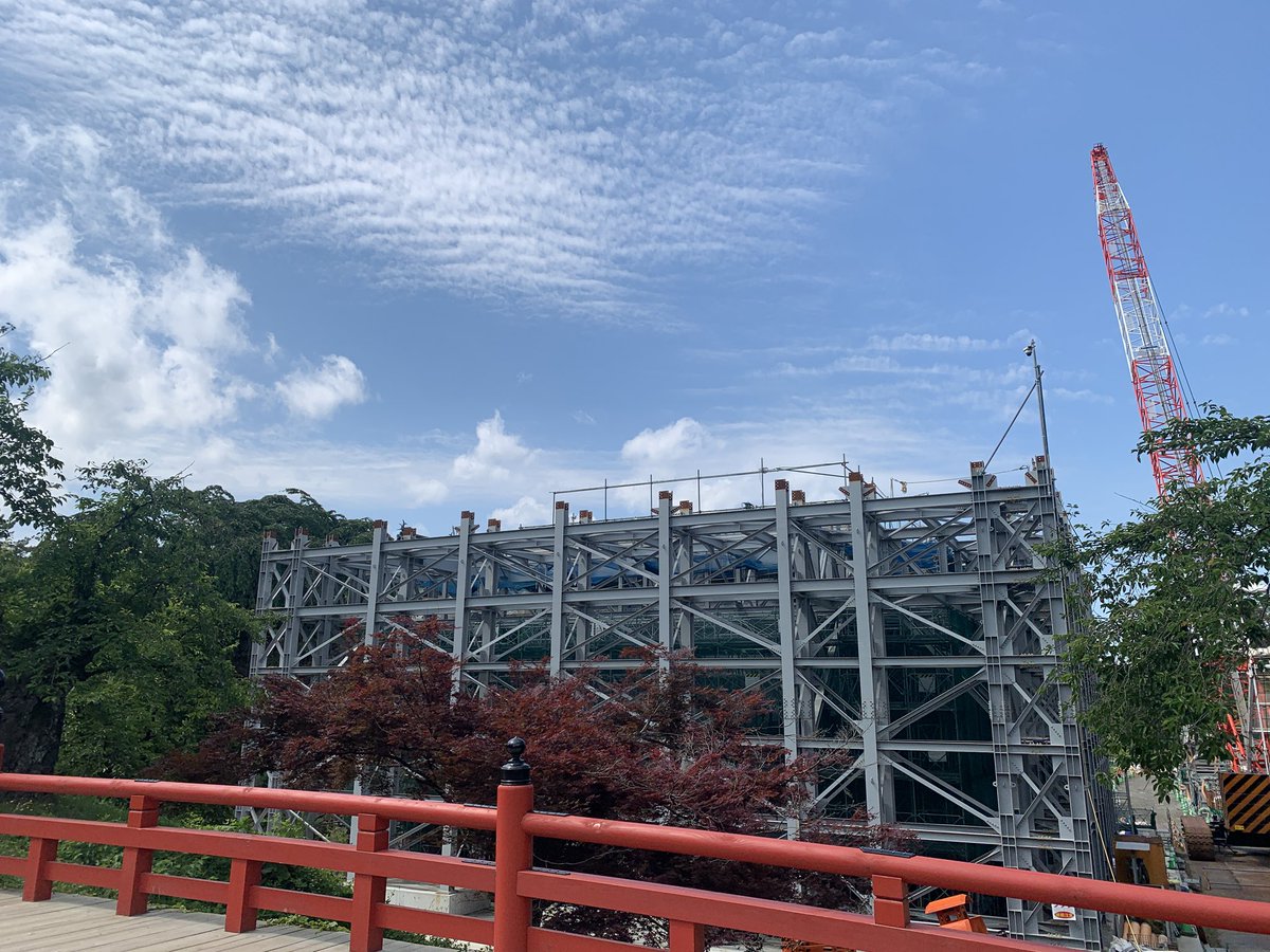 tsugaroid's tweet photo. 今年は弘前城が元の位置に戻る年
けっぱれひっぱれ弘前城

8月22日、23日

天守がある本丸は有料区域です
また天守周辺は工事しており
通行できる場所が制限されています
#弘前 https://t.co/wEIiHdgJwD