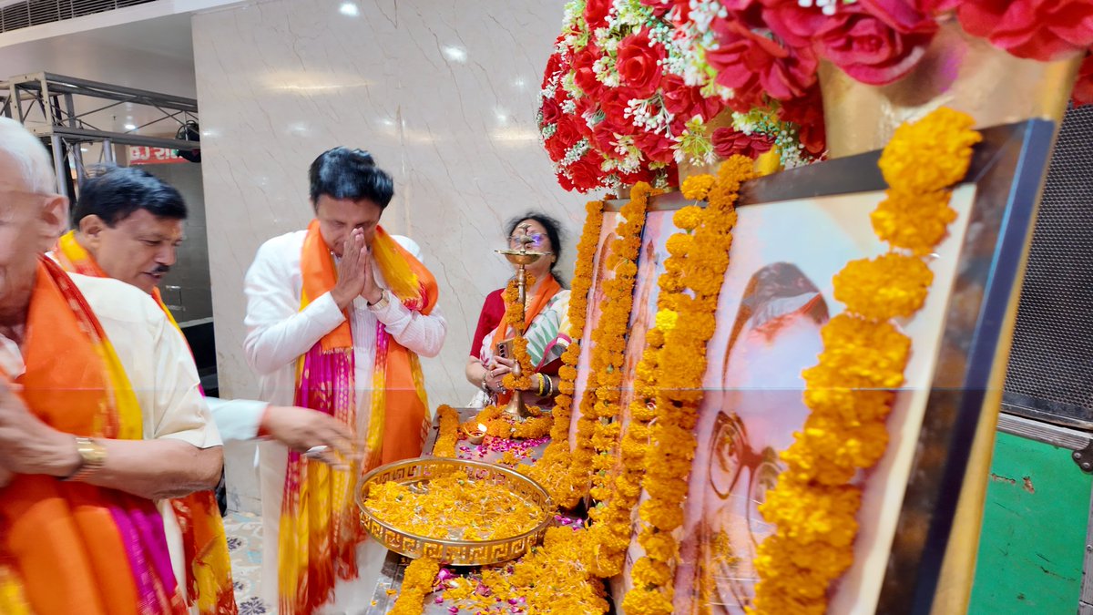BJPSanjayGoyal's tweet photo. शाहदरा विधानसभा के श्याम पैलेस बैंक्वेट हॉल में आयोजित "भजन संध्या एवं विकसित भारत संकल्प सम्मेलन" भव्य एवं सफलतापूर्वक संपन्न हुआ।

इस अवसर पर दिल्ली प्रदेश अध्यक्ष आदरणीय श्री हर्ष मल्होत्रा जी एवं पूर्व दिल्ली प्रदेश अध्यक्ष आदरणीय श्री आदेश गुप्ता जी की गरिमामयी उपस्थिति ने https://t.co/GxpuyzbVcn