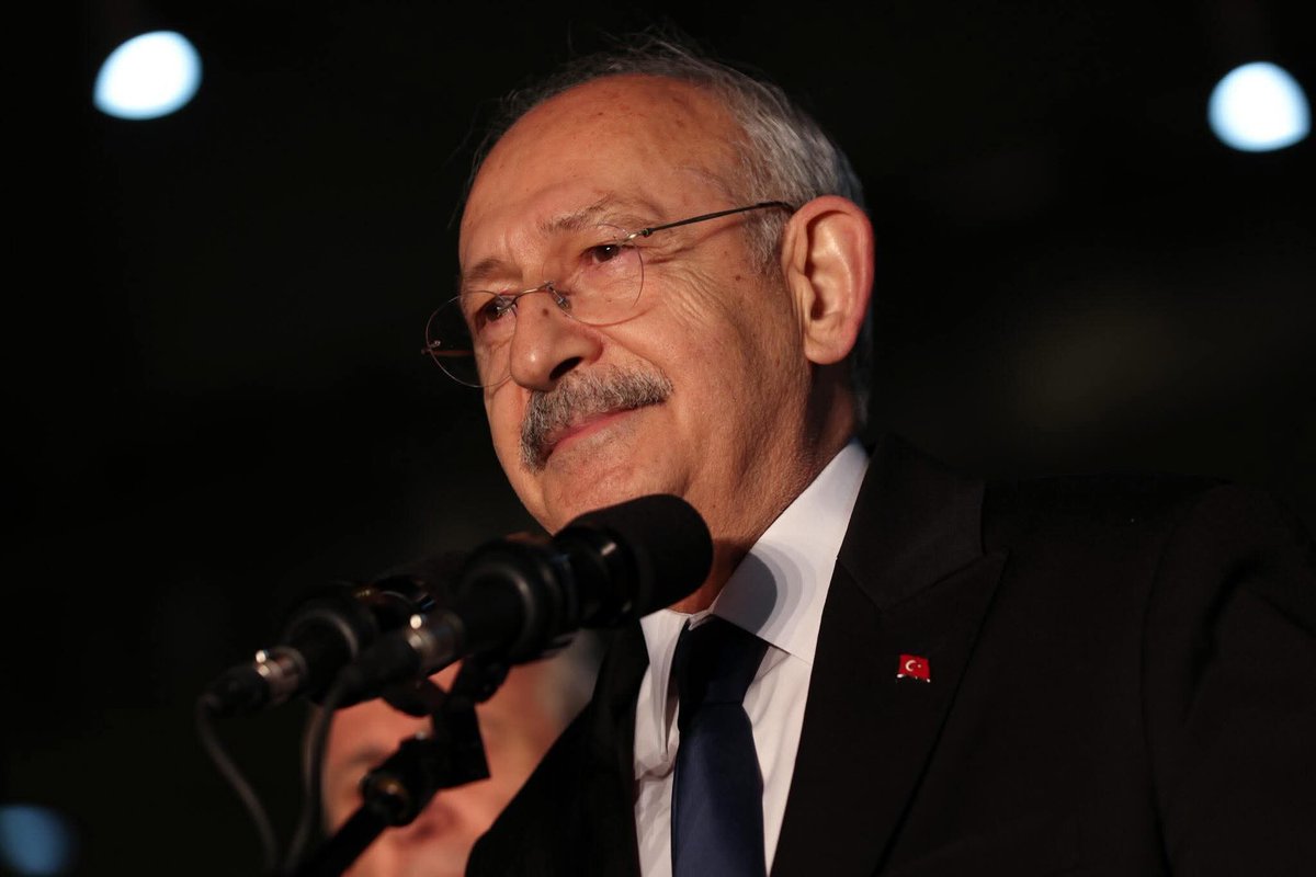 cengizyer1's tweet photo. Geç gelen vicdanlar kulübüne hoşgeldiniz!

Bugün dünyanın en mutlu insanı benim.

Hayır, piyangodan büyük ikramiye çıkmadı.

Beni mutlu eden şey çok daha kıymetli;

Yaklaşık üç yıldır anlatmaya çalıştığımız gerçeklerin sonunda anlaşılmaya başlaması...

İnsan bazen haklı çıkmaktan değil, gerçeğin inkar edilemeyecek kadar büyümesinden mutlu olur.

Çünkü akıl önemlidir.

Ve aklını kullanan insanlar son üç yılı gayet iyi hatırlıyor.

Hatırlıyoruz...

Sayın Kemal Kılıçdaroğlu'na yönelik sistematik bir linç kampanyası yürütülürken ortalıkta derin bir sessizlik vardı.

Fotoğraflarına saldırılıyordu.

Anıları küçümseniyordu.

Yılların emeği yok sayılıyordu.

Ailesi hedef gösteriliyordu.

Yaşıyla alay ediliyordu.

Memleketi konuşuluyordu.

Mezhebi konuşuluyordu.

Siyasi mücadelesi itibarsızlaştırılmaya çalışılıyordu.

O günlerde demokrasi savunucuları neredeydi?

İşte bu sorunun cevabı hala Türkiye siyasetinin en büyük gizemlerinden biridir.

Belki kutuplarda bilimsel araştırma yapıyorlardı.

Belki Himalayalar'da inzivaya çekilmişlerdi.

Belki de internet çekmeyen mağaralarda "demokrasi üzerine derin düşünceler" içerisindeydiler.

Çünkü ortalıkta görünmüyorlardı.

Ama ne ilginçtir ki bugün hepsi geri döndü.

Hem de topluca.

Sanki bir sabah aynı alarm sesiyle uyanmış gibiler;

"Arkadaşlar, Kemal Kılıçdaroğlu'na haksızlık yapılmış olabilir!"

Gerçekten etkileyici.

Bu kadar büyük bir toplu aydınlanma hareketi tarihte pek az görülmüştür.

Dün adını anmaktan çekinenler bugün mücadelesini anlatıyor.

Dün suskunluk yarışında altın madalya alanlar bugün ahlak kürsülerinden sesleniyor.

Dün görmedikleri haksızlıkları bugün mikroskopla inceliyorlar.

Öyle ki insan ister istemez düşünüyor;

Meğer memlekette ne kadar çok Kemal Kılıçdaroğlu seveni ve savunucusu varmış!

Sadece üç yıl boyunca görünmezlik pelerini giymişler.

Bugün adalet isteyenlerin önemli bir kısmı, dün adaletsizlik karşısında sessiz kalanlardı.

Bugün ahlak dersi verenlerin önemli bir kısmı, dün ahlak nöbetine mazeret bildirmişti.

Bugün demokrasi nutukları atanların bazıları, dün demokrasiyi alkış sırasına göre değerlendirmekteydi.

Ama yine de kırgın ve kızgın değilim.

Çünkü geç gelen vicdan, hiç gelmeyen vicdandan iyidir.

Geç gelen adalet talebi, sonsuz sessizlikten iyidir.

Ve gerçeklerin kötü bir huyu vardır!

Ne kadar üzeri örtülürse örtülsün, bir gün mutlaka ortaya çıkarlar.

Bugün yaşanan da tam olarak budur.

Ortaya çıkan şey yalnızca bir kişinin haklılığı değildir.

Ortaya çıkan, zamanında görülmek istenmeyen gerçeklerin artık saklanamaz hale gelmesidir.

Bu yüzden mutluyum.

Çünkü sonunda insanlar yapılanları konuşmaya başladı.

Çünkü sonunda bazı insanlar sloganlardan çıkıp aklını kullanmaya başladı.

Çünkü sonunda gerçekler, algı gürültüsünü bastırmaya başladı.

Tarihe de küçük bir not düşelim;

Bugün en yüksek sesle konuşanların önemli bir kısmı, dün en derin sessizliğin sahipleriydi.

Ama olsun...

Vicdan bazen geç kalır.

Gerçekler bazen ağır yürür.

Fakat ikisinin de güzel bir huyu vardır;

Eninde sonunda varacakları yere ulaşırlar.

Saygılarımla...