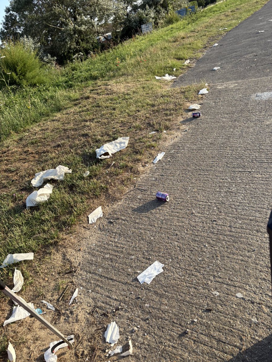 Clairie21's tweet photo. It’s like déjà vu, eat, sleep, litter pick, repeat @fstonehythedc #litterpick #beachclean #lovewhereyoulive #doingourbit #rubbish https://t.co/199XELAaYS