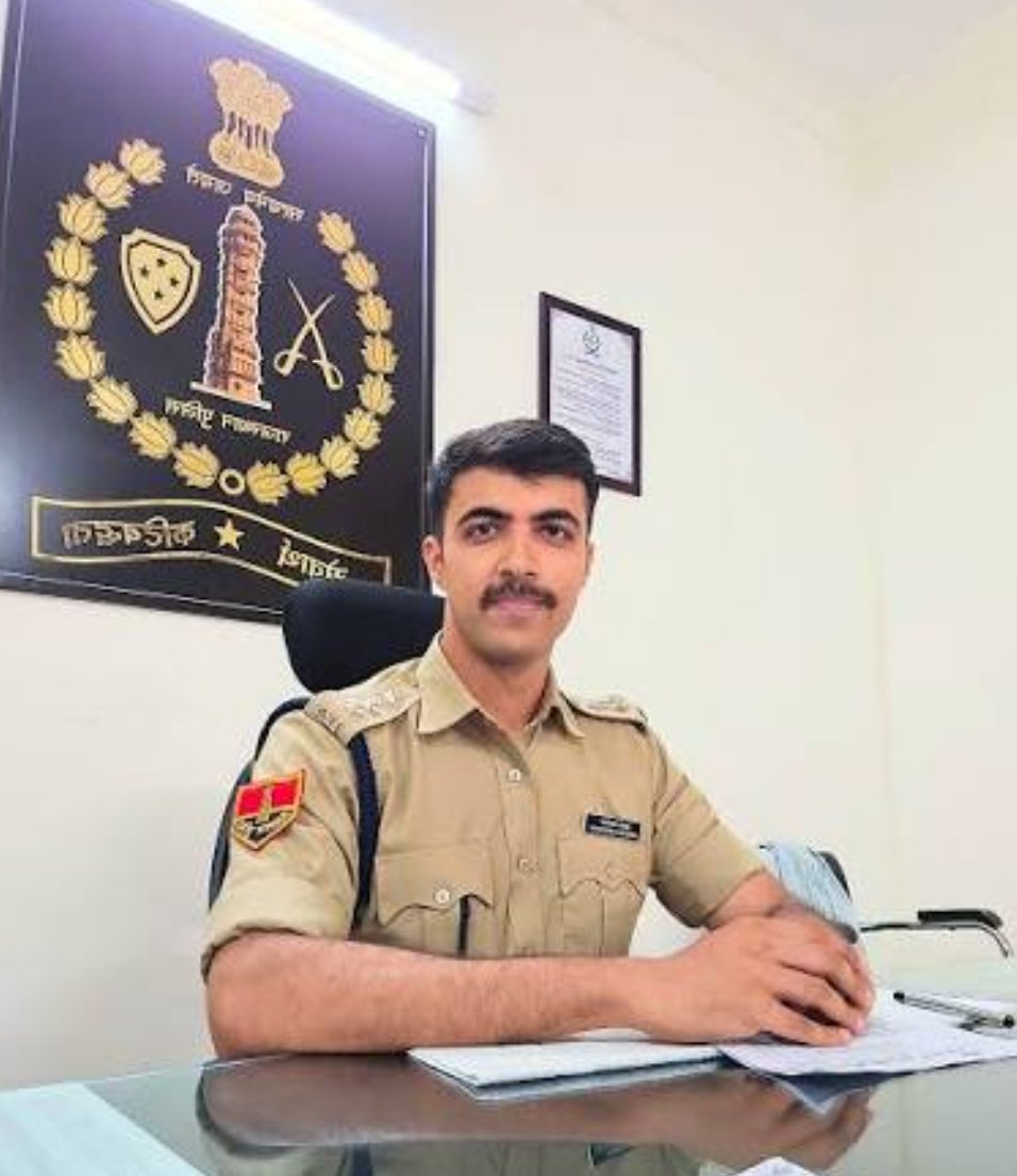 premkumarcbn01's tweet photo. ये राजस्थान कैडर के IPS माधव उपाध्याय हैं ,

एथिक्स की किताब को साइड में रख कर साहब माल छाप रहे थे लेकिन प्रोबेशन पीरियड में ही धरा गए !

भीलवाड़ा में गारनेट का अवैध खनन करने वालों से वसूली के लिए पूरा गैंग बना रखा था , और मोटा पैसा वसूल रहे थे !

यही नहीं कोटड़ी के CI महावीर मीणा से भी 3 लाख रुपए करवाई करने की धमकी देकर लिया था ,

जब SP के पास शिकायत गई तो जांच में दोषी पाए गए , IPS हैं तो करवाई में थोड़ा समय लग रहा हैं लेकिन उम्मीद हैं कि जल्द सस्पेंड हो जायेंगे !

साहब 2022 बैच में 148 रैंक के साथ IPS बने थे , 

अपनी मां को अपनी कुर्सी पर बैठा के एक फोटो पोस्ट किया था और लिखा था कि,

"मां के साथ इस पल को साझा करके बड़ा गर्व महसूस हो रहा हैं !"

अब इनकी मां को इनको पैदा करने पर शर्म आ रही होगी !