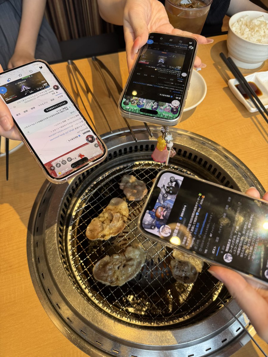 ringomaruVT's tweet photo. Grrrr Gaming 遅ばせながらSakura cupお疲れ様会！！
美女に囲まれながら食う焼肉は絶品ですな‼️スカイタワーもにっこり https://t.co/AaZzWTpFZj