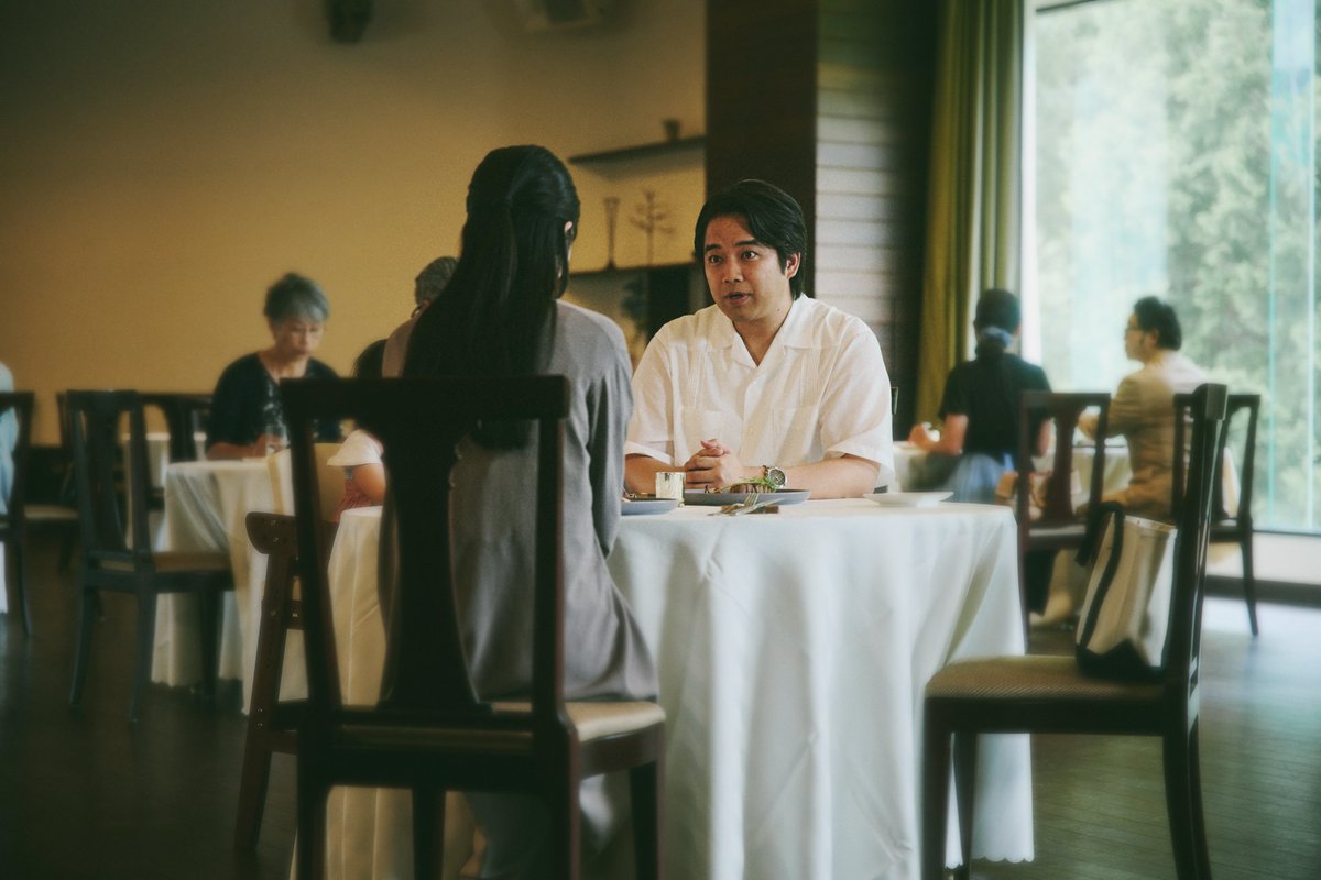 TAXIATER_movie's tweet photo. ／
タクシー映画祭『TAXIATER』
場面写真を一挙解禁！
＼

📸短編映画『世界は美しいと誰かが言った』#中川龍太郎 監督

重い病を抱える史花（#久保史緒里）は、2歳の娘を抱き抱えて、行く宛もなくタクシーに飛び乗る。辿り着いた先に、待っているものとは─────。

中川龍太郎監督と久保史緒里ら出演者が、対話や日記を交換しながら作り上げた映像詩の世界観は、生きることの痛みと希望を、美しく描き出します。
 
🎫舞台挨拶付きの劇場上映チケット販売中
https://t.co/tyOZ4eLyIB

🚕日本初のタクシー映画祭「TAXIATER」
8月3日(月)より1週間、東京23区内のタクシー100台で撮り下ろしの短編映画3作品を先行上映💨 その後、8月15日(土)より期間限定の劇場上映（一部、舞台挨拶・特別対談付き）を開催予定！
#TAXIATER
（撮影：髙木美佑）