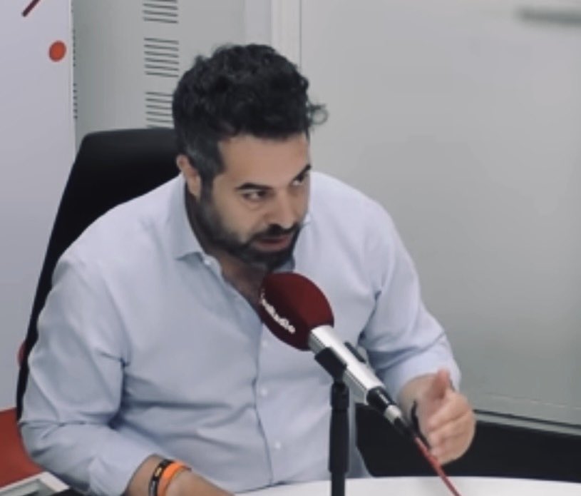francarrillog's tweet photo. Hoy estaré en @TrincheraLlamas para analizar y comentar la actualidad política de la semana. 

A partir de las 09:00h, en @esRadio 

Por si gustan. https://t.co/1JNqScjkwP