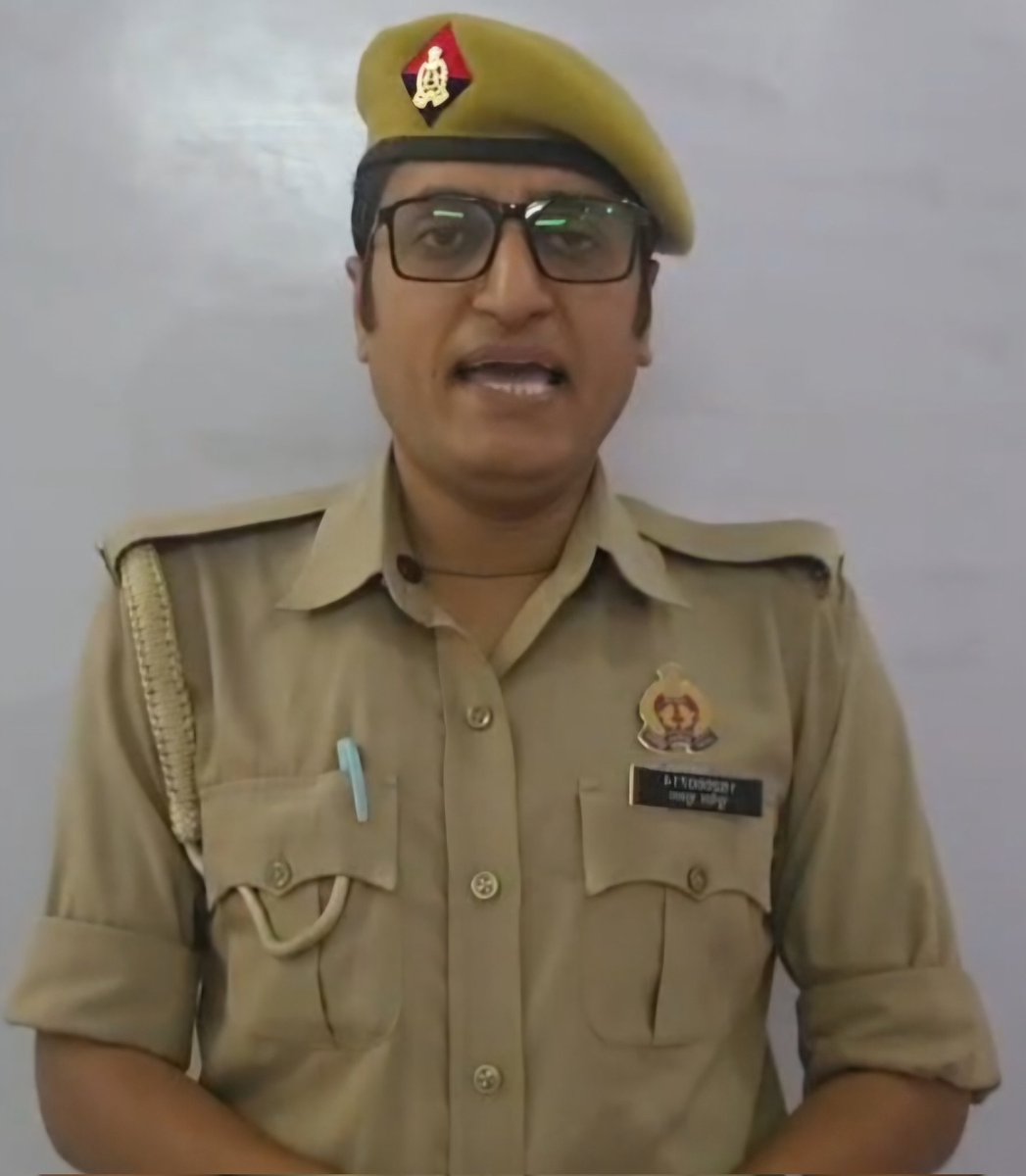 dbabuadvocate's tweet photo. उत्तर प्रदेश के IPS ब्रिटिश शासन के अंग्रेजों की नीति को अपना रहे हैं कि उनके खिलाफ आवाज उठाई तो उस व्यक्ति का दमन कर उसकी नौकरी छीन ली जाएगी।
 
लखनऊ के सुनील शुक्ला सिपाही ने जो पुलिस विभाग के कारनामे बताएं तो उस पर सोशल मीडिया पॉलिसी का हवाला देते हुए अब उसे सेवा से बर्खास्त कर दिया है 

UP के अधिकतर IPS लगातार सोशल मीडिया का उल्लंघन कर रहे हैं तथा भ्रष्टाचार के चलते IPS अपने पद के अनुरूप कार्य न कर अवैध कमाई से करोड़ों कमा रहे है
