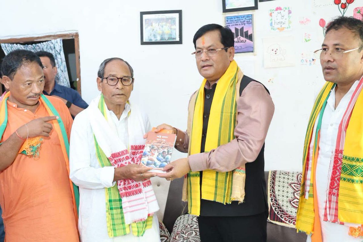 sarbanandsonwal's tweet photo. As part of Jan Sampark Abhiyan, felicitated State Cultural Awardee, Mridangiya Gayan-Bayan artist, and retired teacher Shri Lila Hazarika & retired teacher, senior @BJP4India karyakarta Shri Jadav Hazarika at Tinthengiya GP under Tingkhang LAC.

During our interaction, I apprised them of the NDA govt's 12-year developmental journey, welfare schemes & Aatmanirbhar Bharat initiatives under Hon'ble PM Shri @narendramodi Ji's leadership.

The blessings and guidance of such experienced individuals always strengthen our resolve to serve.