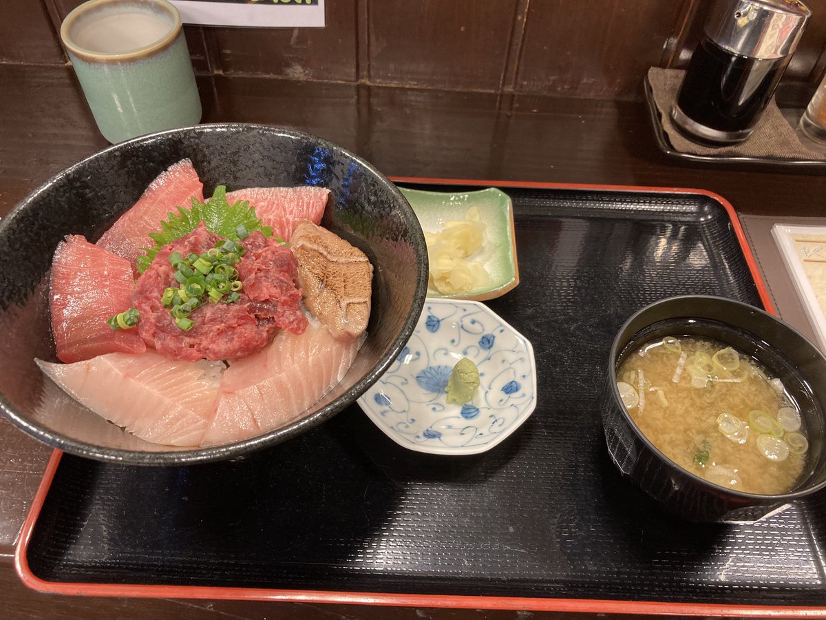 _tohru's tweet photo. 気仙沼・北かつまぐろ屋さんに久々に訪問。
特選中トロ三色丼をいただく。 https://t.co/pRUTHD6dZb