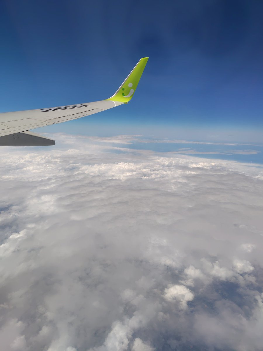 nittan_k's tweet photo. 今日は帰るだけだったので、ちょっとひと休みしてから空港へ。帰りの上空は青天でした（行きは寝ていたので記憶がない） https://t.co/N6nH19mMTa