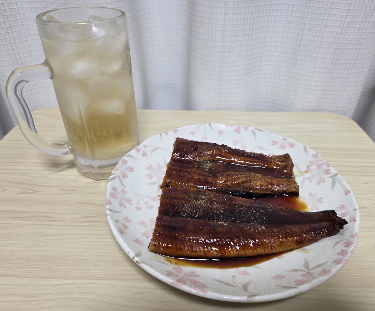 Tac1130's tweet photo. 土日の休みも終わって、また明日から1週間が始まります😄

土用の丑の日にはまだ早いですが、今日は、ちょっと贅沢して、鰻の蒲焼きをつまみに晩酌です🥃

また、明日から頑張るかぁ👊✨ https://t.co/RadczJLPej